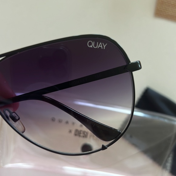 COPY - Quay Australia x Desi Perkins - Picture 3 of 4